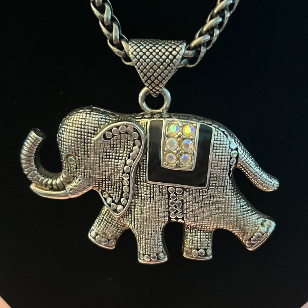 A dandy elephant pendant!!